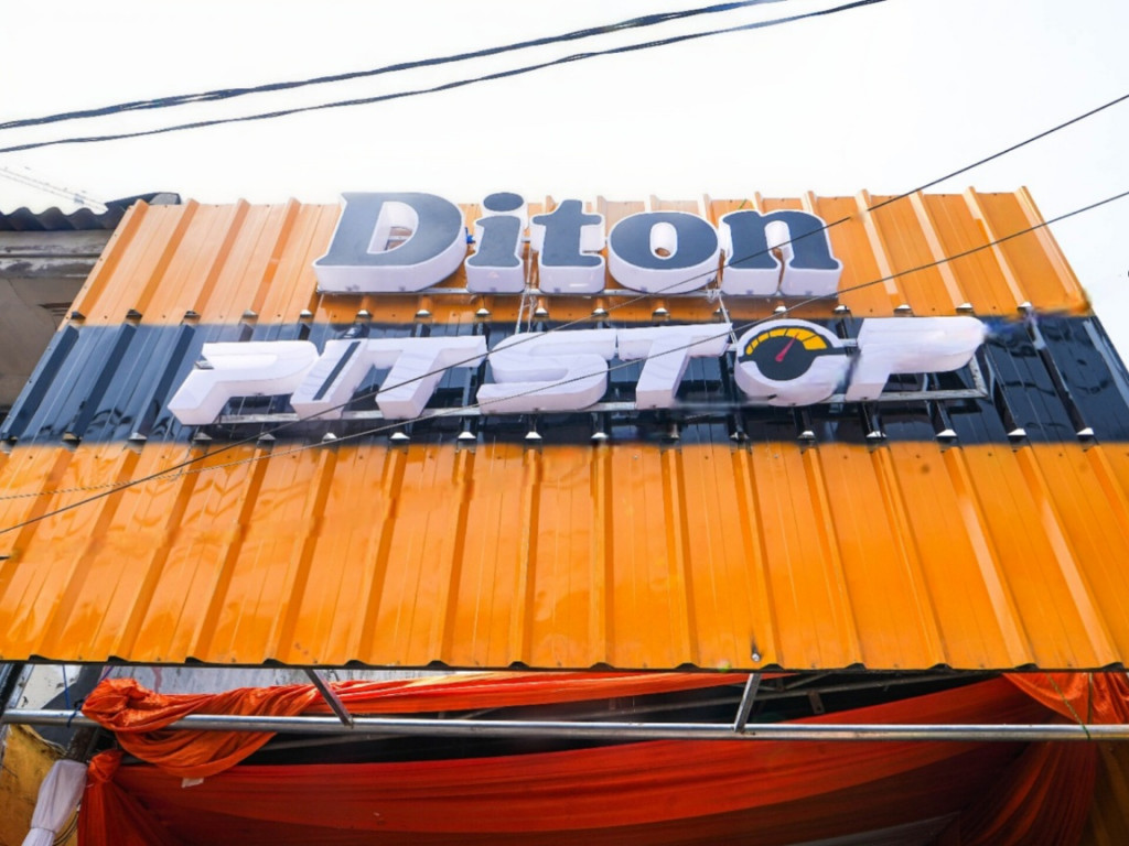 Diton Pitstop merupakan gerai repaint pertama di Indonesia yang khusus melayani pengecatan ulang sepeda motor. Diton