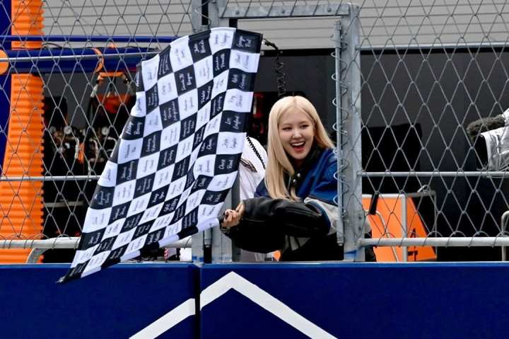 Rosé BLACKPINK Tampil di F1 Miami, Kibarkan Bendera Finish