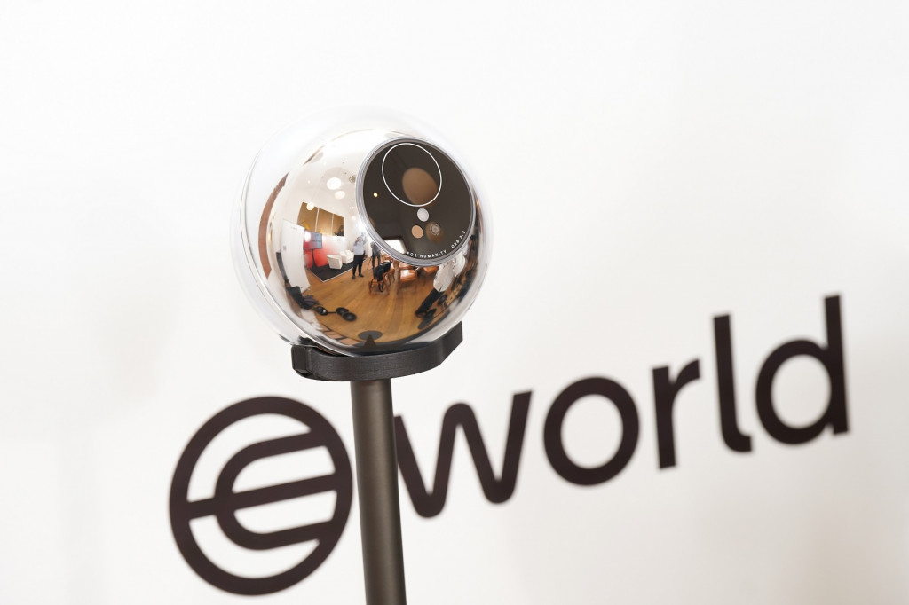 Orb, alat scan retina mata milik World App.