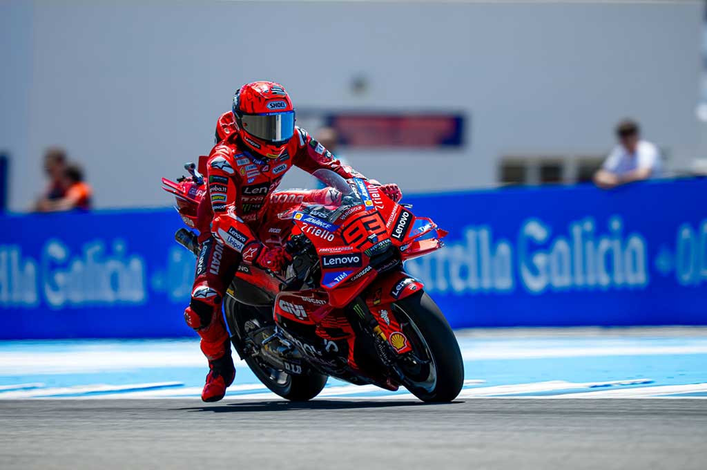 Legenda balap MotoGP Carlos Checa beri saran buat Marc Marquez agar memahami kondisi maksimal motornya. Ducati
