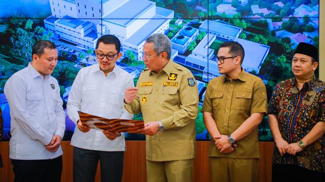 Pemkot Tangsel menyerahkan Surat Penunjukan Pemenang Lelang (SPPL) kepada PT Maharaksa Biru Energi Tbk (OASA) melalui unit usahanya PT Indoplas Energi Hijau (IEH), bersama mitra teknologi asal Tiongkok, China Tianying Inc (CNTY).