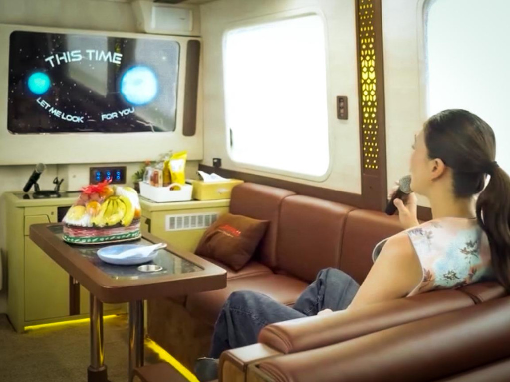 Luna Maya di bus Pariwisata Juragan 99 Trans. Juragan 99 Trans