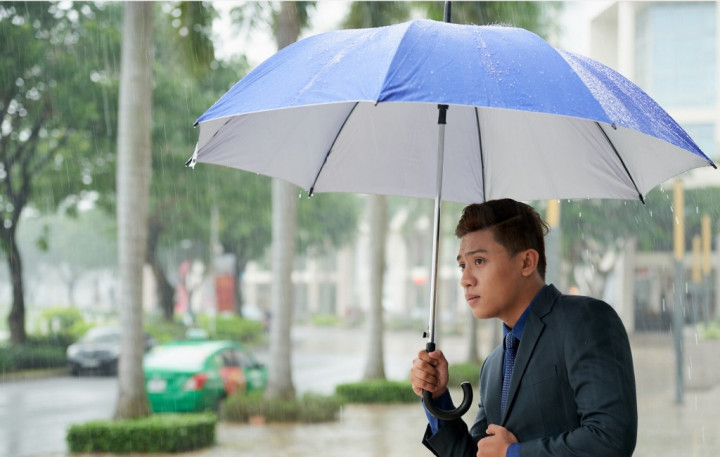 Pagi Panas Banget, Sorenya Hujan Deras Disertai Petir! Begini Tips Menghadapi Perubahan Cuaca Ekstrem