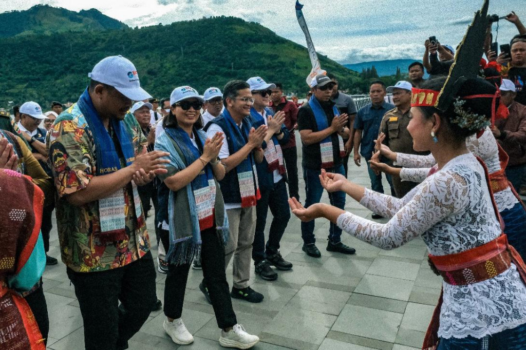 Wamenpar Ni Luh saat menyambangi destinasi Danau Toba. Dok. Kemenpar