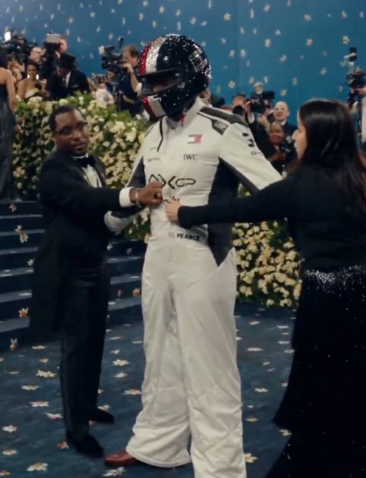 Bintang Film F1 Damson Idris Tampil Penuh Gaya di Met Gala 2025, Pakai Helm Balap Berlapis 20 Ribu Kristal Swarovski