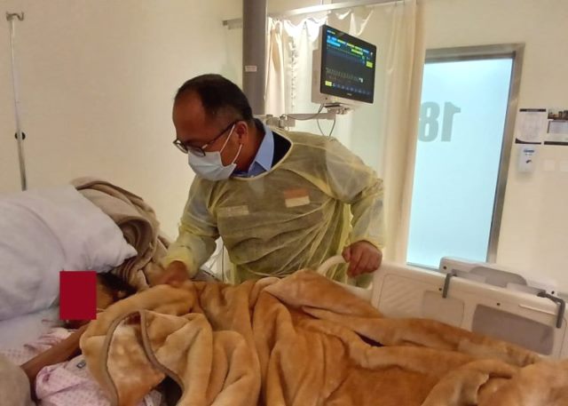   Dr. Novitasari di KKHI Madinah pantau perkembangan kondisi kesehatan pasien secara langsung yang dirawat inap. (Foto: Dok. Birkom Kemenkes)