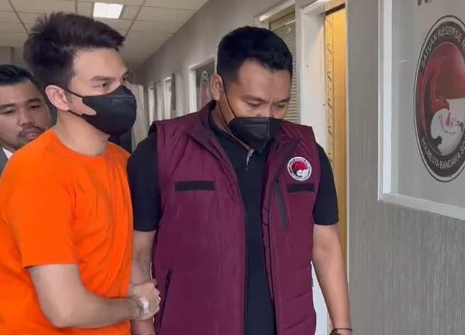Artis Jonathan Frizzy saat memasuki ruang penyelidikan Polresta Bandara Soekarno-Hatta. Metrotvnews.com/ Hendrik Simorangkir