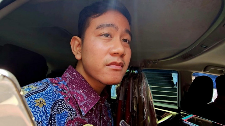 Gibran Lempar Kuis dan Bagi-Bagi Sepatu hingga <i>Hoodie</i> di SMA Sikka