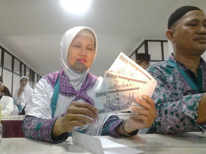Calon haji menunjukkan living cost yang diterimanya. Foto: MTVN/Pythag (Pythag Kurniati)