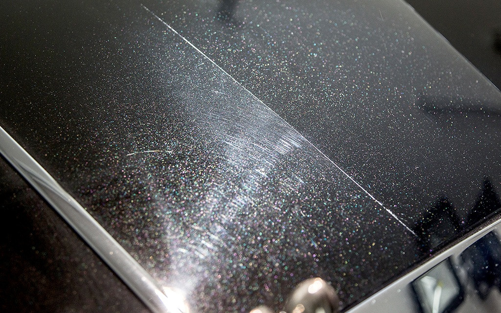 Swirl Mark di permukaan cat hitam mobil. Wuling Motors