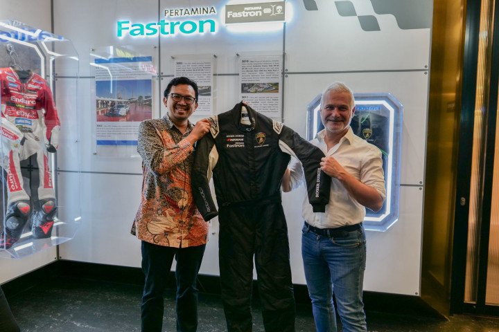 10 Tahun Bermitra dengan Lamborghini Squadra Corse, Pertamina Lubricants Terima Racing Suit Eksklusif