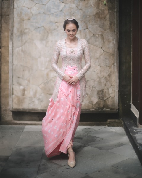 Pakaian Adat Jawa Luna Maya dan Maxime Bouttier di Prosesi Siraman Jelang Nikah