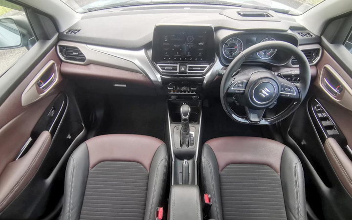 Interior Suzuki Fronx yang Bernuansakan Merah Anggur