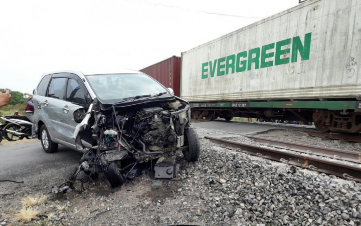 Bahaya Melalui Perlintasan Kereta Kala Hujan, Awas Ban Selip