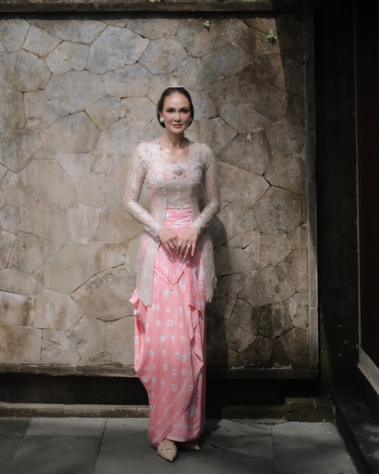 Luna Maya tampak anggun dalam kebaya adat Jawa. Dok Instagram