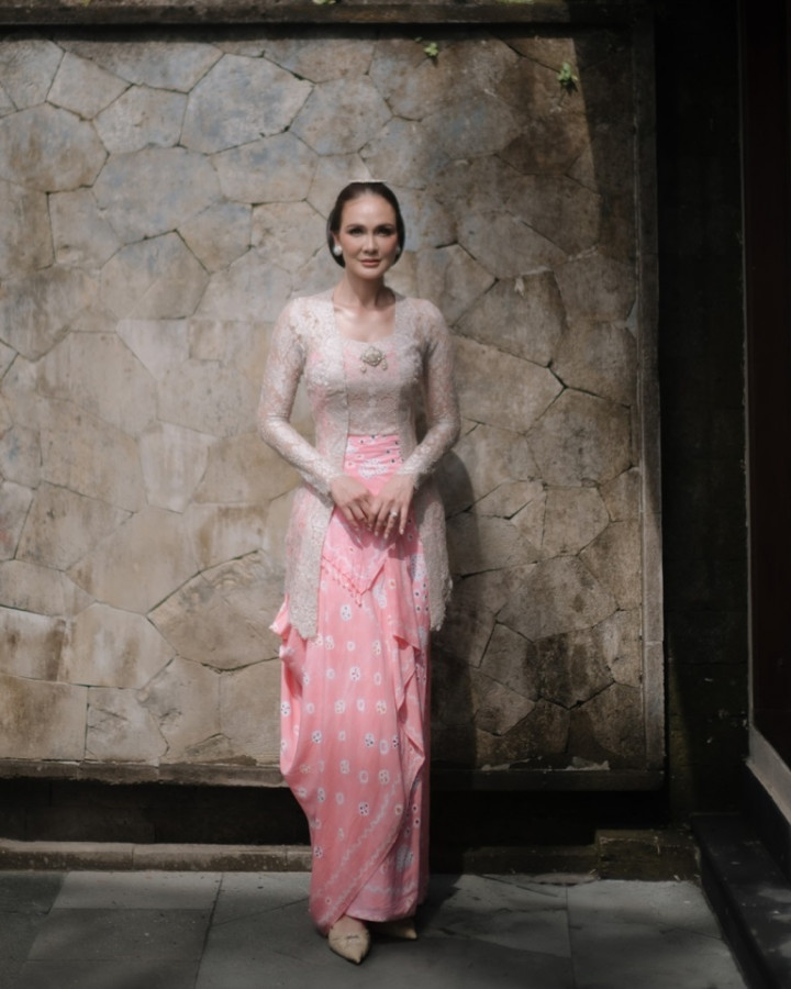 Top Berita Gaya: Pakaian Adat Jawa Luna Maya-Maxime hingga hingga Dampak Rokok Elektrik