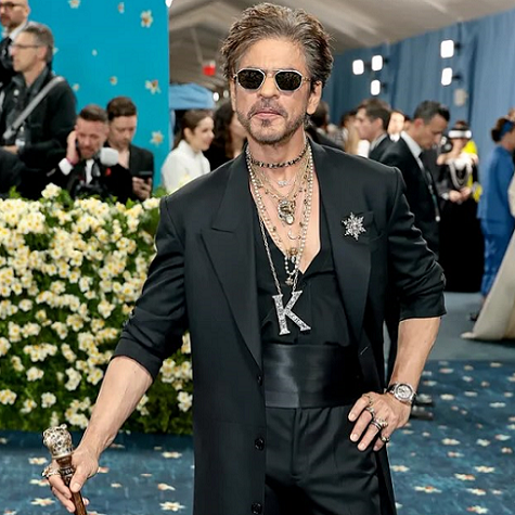 Tampilan Karismatik 'Raja Bollywood' Shah Rukh Khan, Curi Perhatian di Met Gala 2025