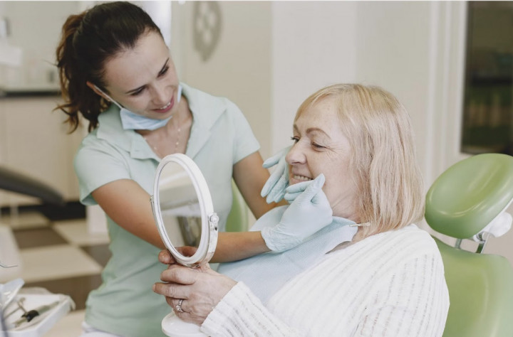 Penyebab Umum Gigimu Ompong saat Lanjut Usia