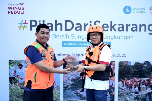 Kolaborasi Yayasan WINGS Peduli, Dinas Lingkungan Hidup DKI Jakarta dan Waste4Change dalam kampanye #PilahDariSekarang, bersihkan Sungai Ciliwung. (Foto: Dok. Yayasan WINGS Peduli)