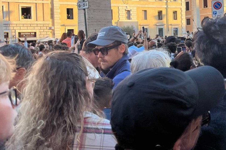 Harry Styles Hadiri Momen Bersejarah Pengangkatan Paus Leo XIV di Vatikan