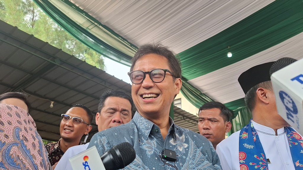 Menkes Budi saat ditemui media di Kantor Kelurahan Rambutan, Jakarta, Jumat, 9 Mei 2025. Dok. Aulia/Medcom.