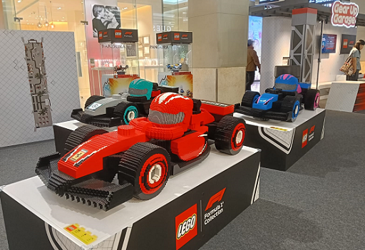 Figur mobil Formula 1 yang terbuat dari ribuan Lego Bricks. (Foto: Dok. Yuni)