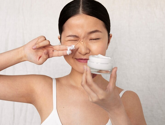 Sebagian besar pelembap dan produk tata rias konon mengandung SPF. (Foto: Ilustrasi. Dok. Freepik.com)