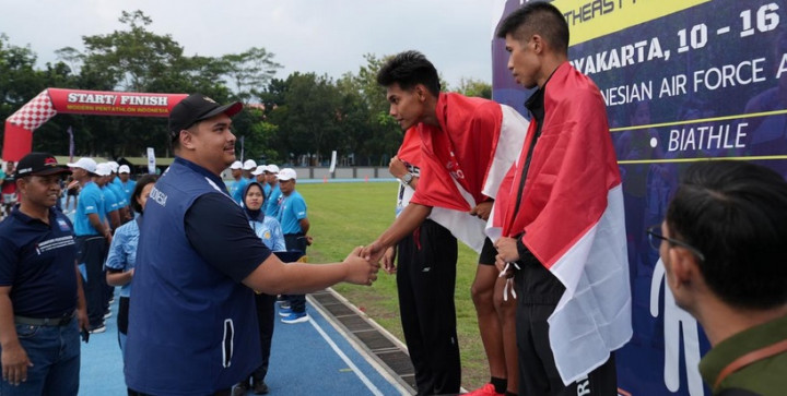 Menpora Kalungkan Medali Emas kepada Graha Rizky dan Salsabila di MPSEA