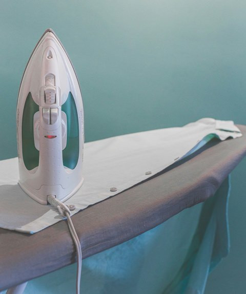 5 Cara Hilangkan Noda Setrika