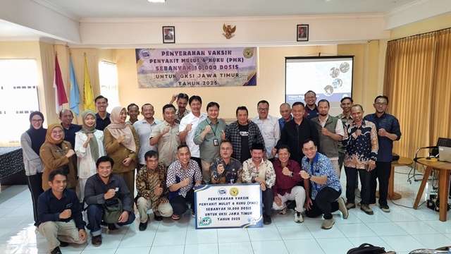 Penyerahan donasi dosis vaksin PMK dari FFI ke perwakilan peternak sapi perah dari GKSI Jatim. (Foto: Dok. FFI)