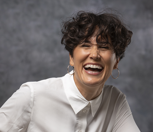 Model rambut curly pixie bisa membuatmu tampak lebih muda dan kekinian. (Foto: Ilustrasi. Dok. Freepik.com)