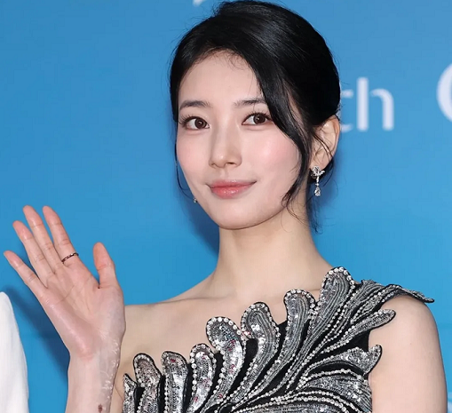 Bae Suzy di momen karpet merah Baeksang Arts Awards 2025. (Foto: Dok. Instagram/@lovelysuzy)