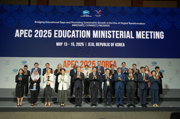 Coding dan AI Masuk Kurikulum, Mendikdasmen Bawa 'Rumah Pendidikan' ke Jeju