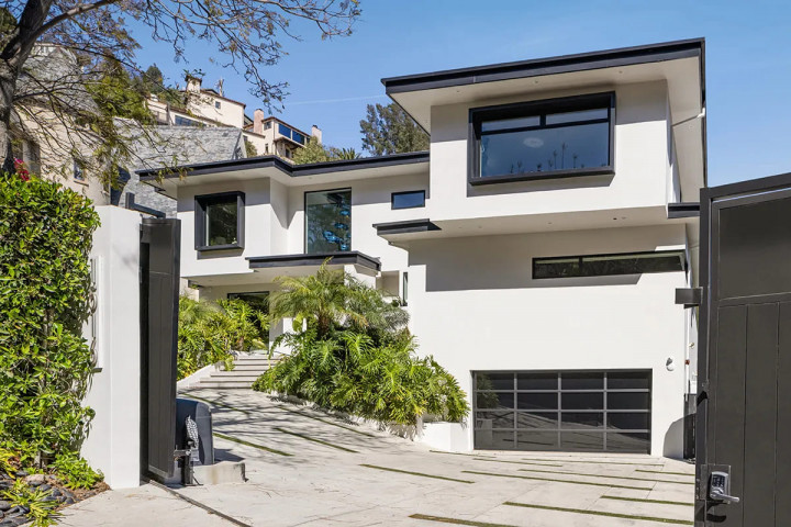 Vokalis Baru Queen Jual Rumah Rp122 Miliar