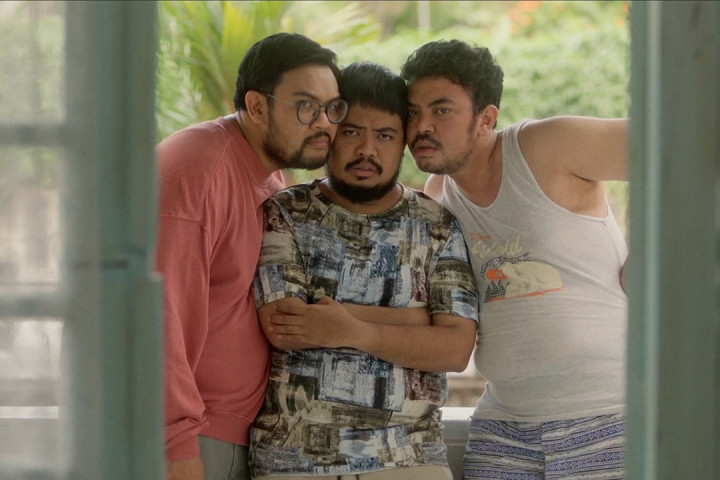 Luna Maya Bikin Heboh di Trailer Film GJLS: Ibuku Ibu-Ibu