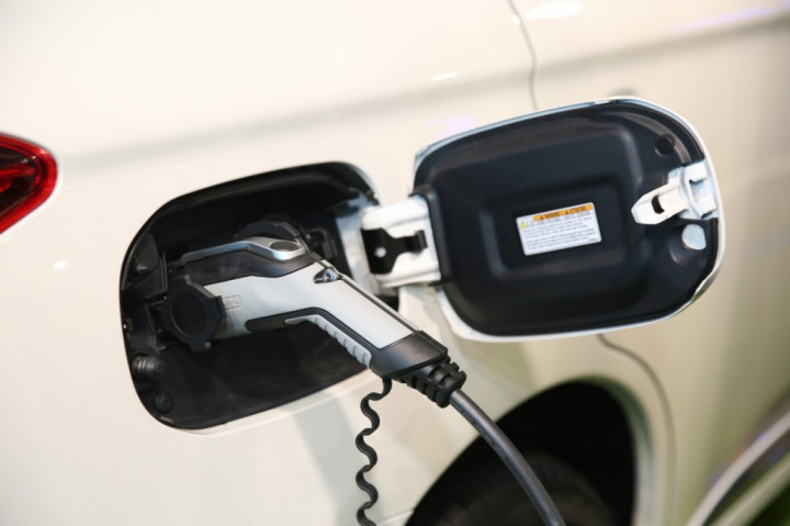 Pahami 4 Hal ini Jika Soket Charger Mobil Listrik Susah Dicabut!