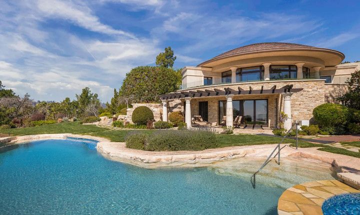 Bak Istana! Rumah Musisi Ini Dijual Hampir Rp1 Triliun