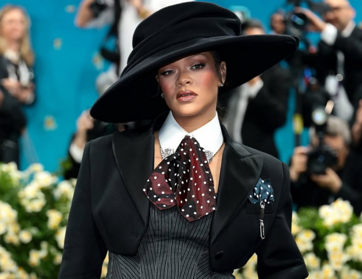 Rihanna Comeback Bermusik lewat Soundtrack Film The Smurf