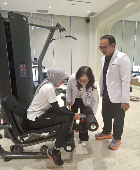 Cedera bisa berupa keseleo, otot tertarik, cedera lutut, hingga cedera serius seperti robekan ligamen. Bagaimana cara atasinya? (Foto: Dok. Siloam Hospitals Mampang)