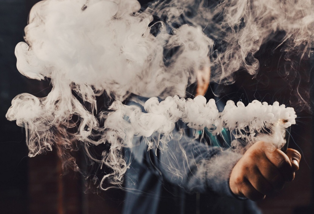 Masyarakat masih menganggap vape atau rokok elektronik adalah salah satu alternatif sehat untuk merokok. Ilustrasi Freepik