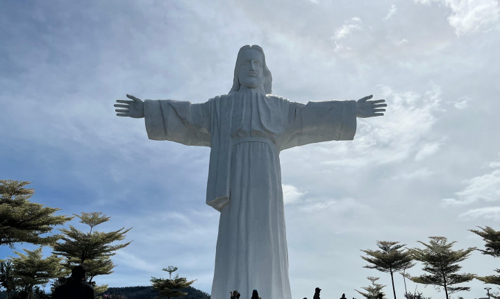 5 Rekomendasi Wisata di Samosir: <i>Ecovillage</i>, Patung Yesus, hingga Air Terjun