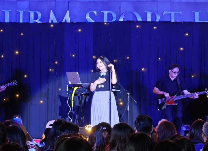 Aksi Tak Biasa Bernadya saat Tampil di Enchoria