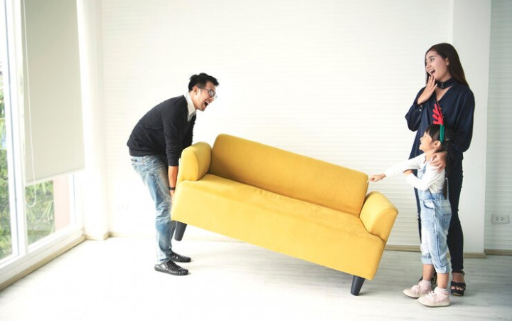 7 Alasan Kamu Harus Punya Sofa di Rumah