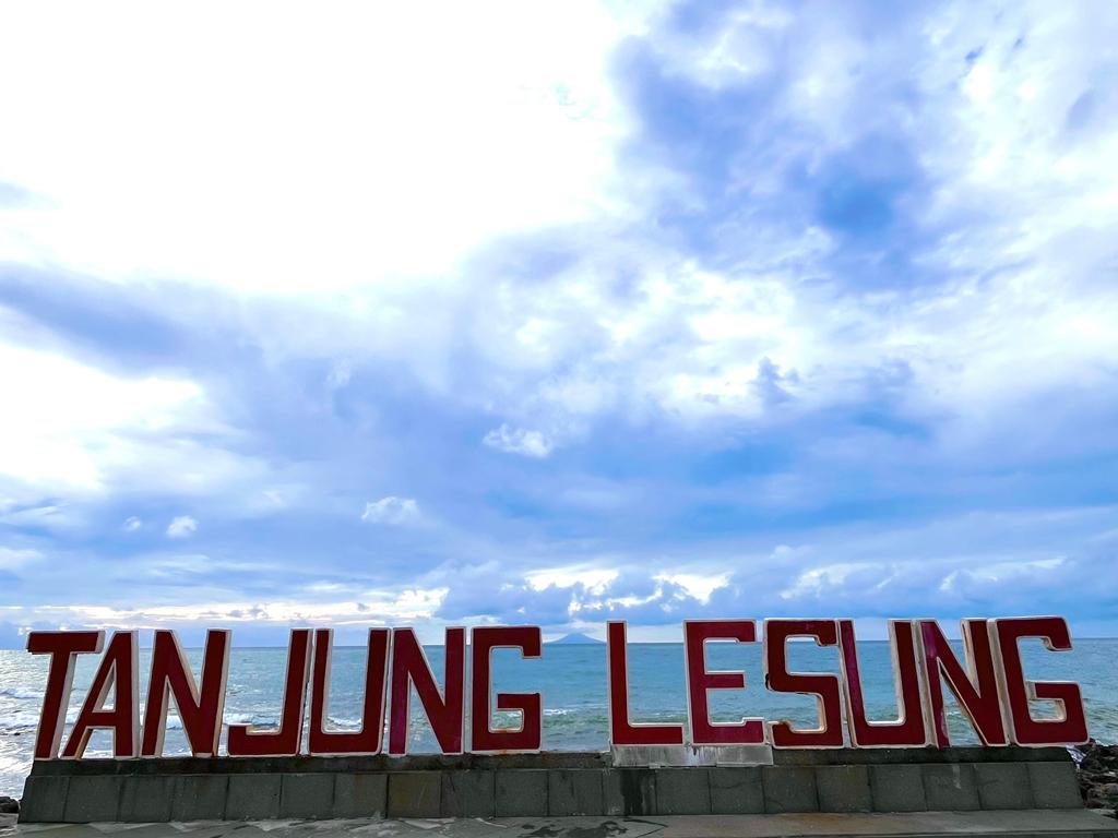  Ikon Tanjung Lesung dengan latar Anak Gunung Krakatau. A. Firdaus/Medcom