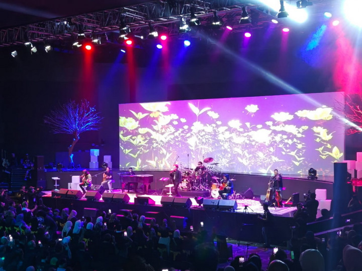 God Bless Satukan Berbagai Generasi di Konser Akustik Pertama