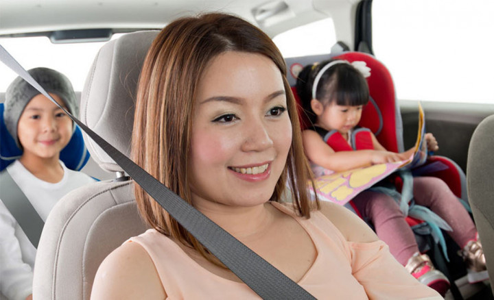 Bukan Cuma Sopir dan Penumpang Depan, Belakang juga Wajib Pakai Seat Belt!