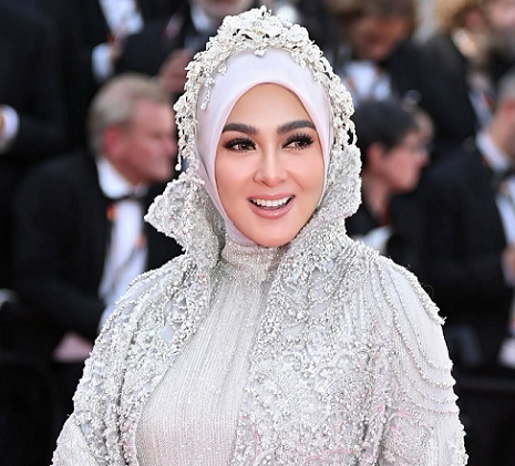 Syahrini di momen karpet merah Festival Film Cannes 2025.  (Foto: Dok. Instagram/@princessyahrini)