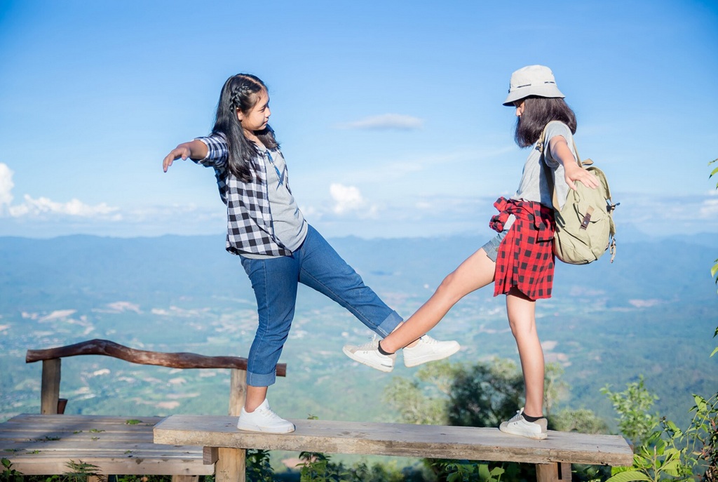 Tren staycation dan liburan singkat di sekitar kota tempat tinggal terus meningkat, menunjukkan preferensi terhadap perjalanan yang lebih praktis dan fleksibel. Ilustrasi Freepik