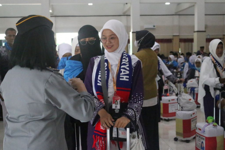 Jadi Jemaah Haji Termuda, Ini Kisah Haru Vina Menggantikan Sang Ibu ke Tanah Suci