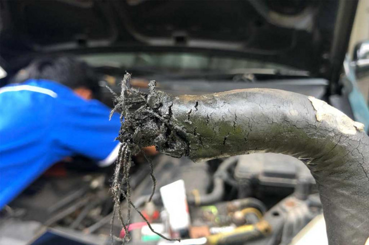Tutup Radiator Kotor, Ciri-Ciri Selang Radiator Mulai Getas